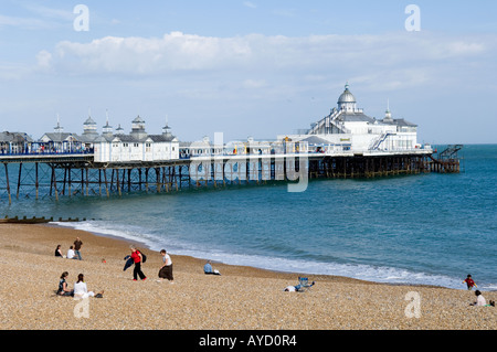 Le côté ouest de la jetée d''Eastbourne de la plage principale Banque D'Images