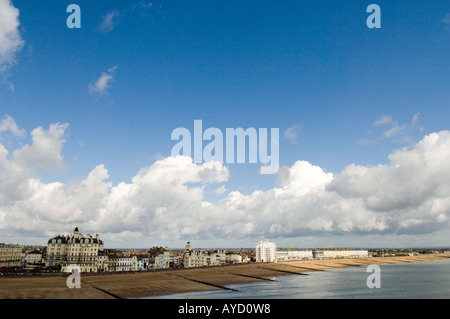 Nuages dans le ciel au-dessus de blues Marine Parade et Eastbourne East Beach Banque D'Images