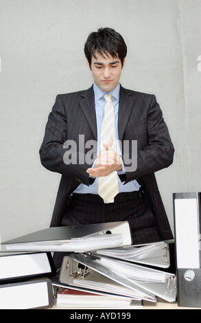 Businessman with hands clasped Banque D'Images