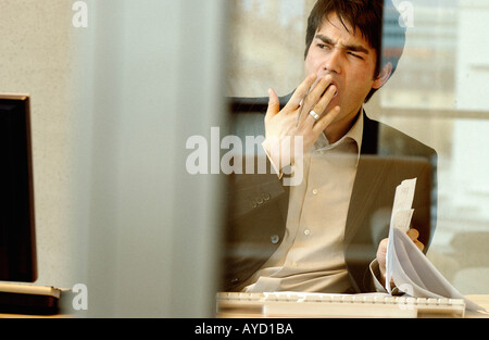 Woman yawning Banque D'Images