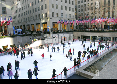 Les gens en face de la patinoire du Rockefeller Building, New York, United States of America, USA Banque D'Images