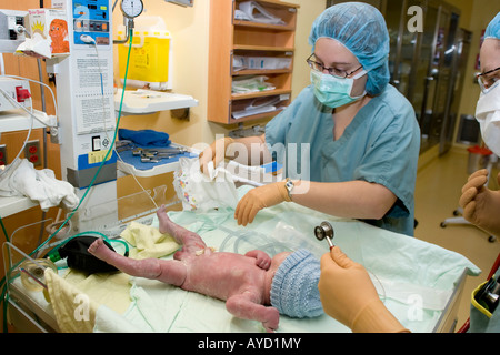 5 semaines d'un bébé prématuré est pondérée par les médecins secondes après être né Banque D'Images