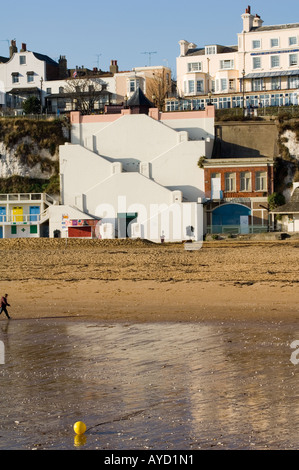 La baie de Viking, Broadstairs, Kent, Royaume-Uni, montrant les étapes de la plage de la promenade Banque D'Images