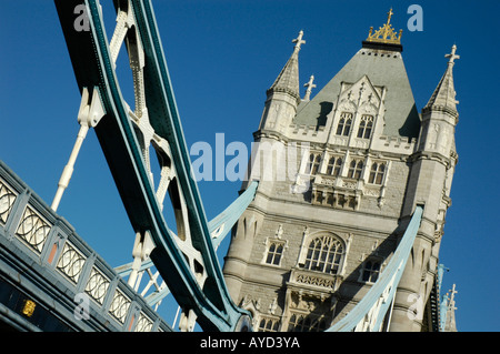 Close up shot inclinée de Tower Bridge contre ciel bleu clair London England UK Banque D'Images