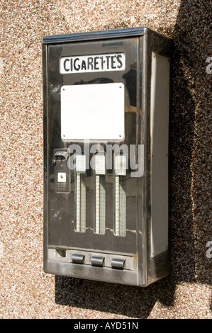 La rareté est en acier inoxydable poli distributeur automatique de cigarettes Banque D'Images