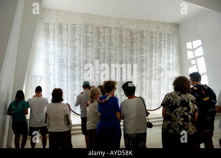 Les visiteurs rendent hommage à l'USS Arizona Memorial Shrine Prix à Pearl Harbor sur l'île d'Oahu Hawaii Banque D'Images