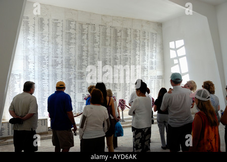 Les visiteurs rendent hommage à l'USS Arizona Memorial Shrine prix à Pearl Harbor sur l'île d'Oahu Hawaii Banque D'Images