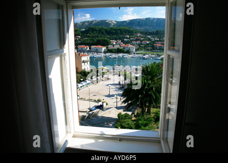 Vue sur le port dans la ville de Rab à travers une vitre, l'île de Rab, Croatie Banque D'Images