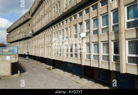 Robin Hood Gardens conseil des autorités locales du logement de l'est de Londres E14 UK face à Cotton Street E 14 HOMER SYKES Banque D'Images