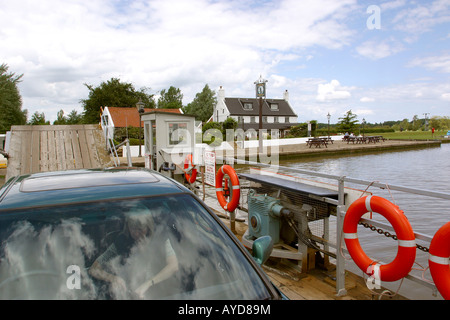 UK Norfolk Broads Reedham ferry de la chaîne sur la rivière Yare Banque D'Images