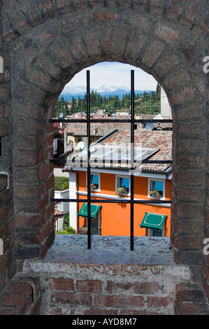 Une vue à travers une fenêtre dans Château Scaliger Sermione Lac de Garde Italie Banque D'Images