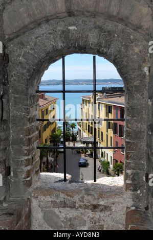 Une vue à travers une fenêtre dans Château Scaliger Sermione Lac de Garde Italie Banque D'Images