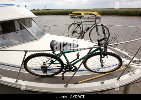 UK Norfolk Broads Reedham vélos arrimés sur l'avant du bateau sur la rivière Yare Banque D'Images