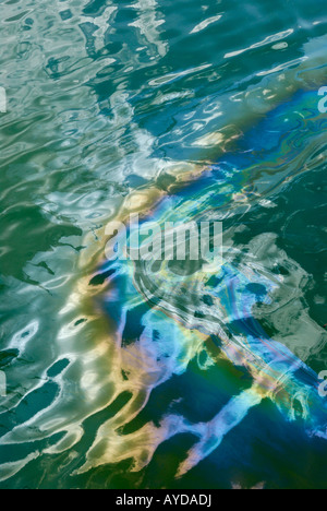 Fuite de pétrole encore l'USS Arizona se lève vers le Memorial et est un rappel des événements du 7 décembre 1941 Banque D'Images