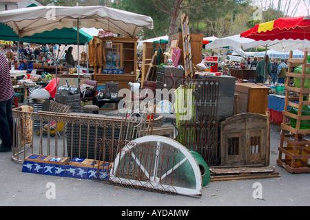 La rue du marché français de la vente de bric-à-brac, brocante et Antiquités Banque D'Images