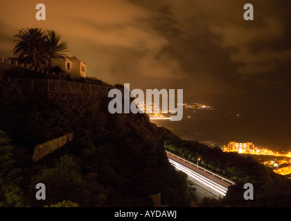 Cette longue exposition image montre un stlyle colonial house sur une falaise sur La Palma avec Los Cancajos et Santa Cruz en arrière-plan Banque D'Images