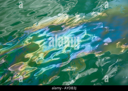 Fuite de pétrole encore l'USS Arizona se lève vers le Memorial et est un rappel des événements du 7 décembre 1941 Banque D'Images