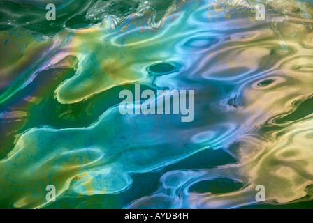 Fuite de pétrole encore l'USS Arizona se lève vers le Memorial et est un rappel des événements du 7 décembre 1941 Banque D'Images