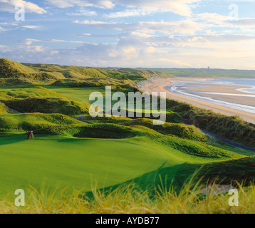 Golf de la côte irlandaise sur la pittoresque côte de la mer de l'Atlantique, plus à l'ouest de l'Europe liens golf course, le défi de golf, Banque D'Images