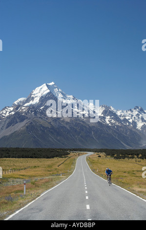 Cycliste sur route de Aoraki Mount Cook Mackenzie Country South canterbury ile sud Nouvelle Zelande Banque D'Images