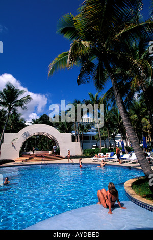 Puerto Rico Wyndham El San Juan Hotel piscine espace ouvert bleu ciel palmiers hiver évasion Banque D'Images