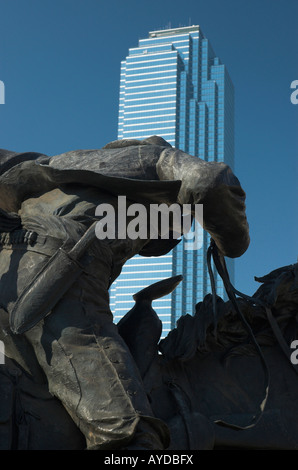 Sculpture en cuivre de cow-boy en face de Dallas Skyscraper Banque D'Images