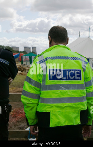 Policier, l'ordre le camp de protestation Camp climatique par Drax Power Station, Selby, Yorkshire, UK Banque D'Images