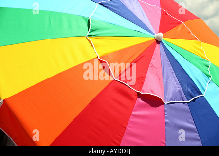 grand parasol de plage de couleur arc-en-ciel en gros plan Banque D'Images