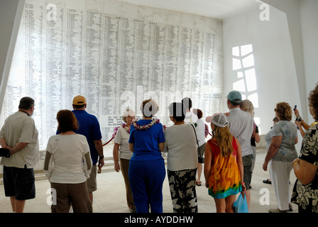 Les visiteurs rendent hommage à l'USS Arizona Memorial Shrine Prix Pearl Harbor sur l'île d'Oahu Hawaii Banque D'Images