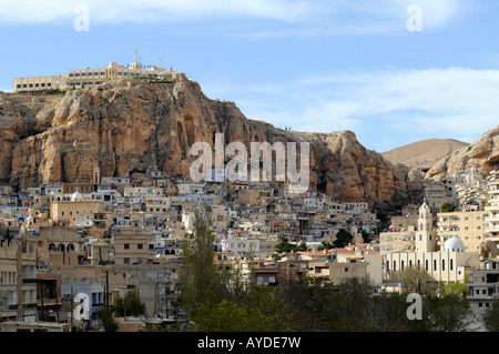 Le village chrétien de Maaloula, Maloula, ou sous des falaises de calcaire, une destination de pèlerinage et tourisme en Syrie Banque D'Images