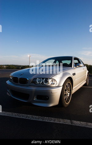 L'argent BMW E46 M3 coupé sport stationné dans un parking vide Banque D'Images