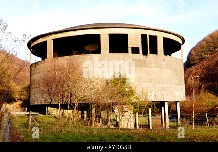 Un bâtiment classé de l'épaississeur de boues dans le cadre d'un ancien lavoir de charbon tout ce qui reste de la mine de Hafodrynys South Wales Valleys UK Banque D'Images