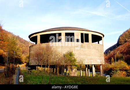 Un bâtiment classé de l'épaississeur de boues dans le cadre d'un ancien lavoir de charbon tout ce qui reste de la mine de Hafodrynys South Wales Valleys UK Banque D'Images