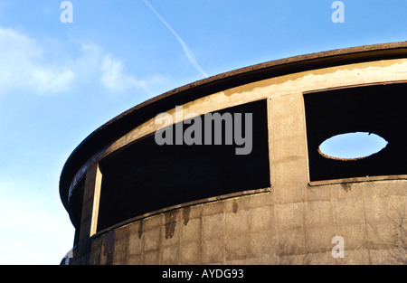 Un bâtiment classé de l'épaississeur de boues dans le cadre d'un ancien lavoir de charbon tout ce qui reste de la mine de Hafodrynys South Wales Valleys UK Banque D'Images