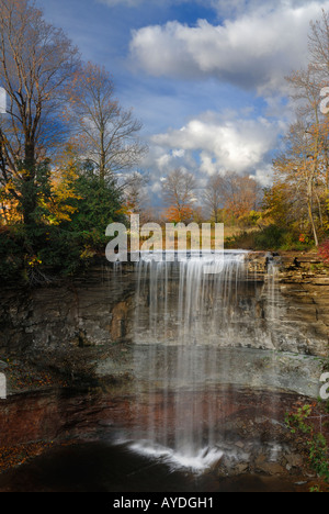 Vue de face complète de Indian Falls Chutes d'eau sur l'Escarpement du Niagara Ontario Owen Sound Banque D'Images