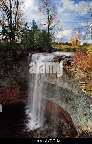 Vue latérale d'Indian Falls sur l'Escarpement du Niagara en Ontario Canada automne chute Banque D'Images