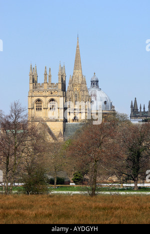 Dreaming Spires de l'Université d'Oxford, vue de Christ Church Meadow sur un matin neigeux Banque D'Images