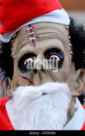 Personne pour l'utilisation d'un masque de monstre déguisé en Père Noël pour l'organisme de bienfaisance annuel Santa Fun Run à Newtown Powys Pays de Galles UK Banque D'Images