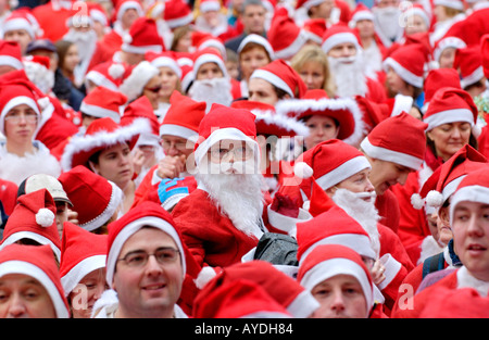 Plus de 4 000 personnes de tous âges habillés en Père Noël pour l'organisme de bienfaisance annuel Santa Fun Run à Newtown Powys Pays de Galles UK Banque D'Images