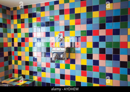 Sèche-mains à air chaud d'argent sur un mur de la salle de lavage de sol carrelé de couleurs vives. Dean Gallery, Édimbourg. Banque D'Images