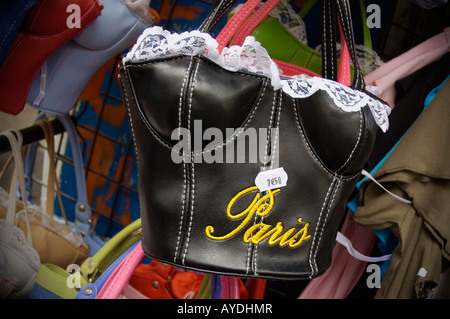 Trésor de souvenirs en vitrine, Paris. Banque D'Images