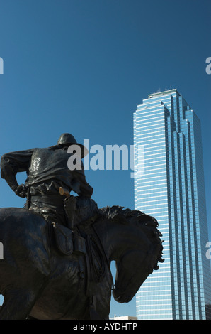 Sculpture en cuivre de cow-boy en face de Dallas Skyscraper Banque D'Images