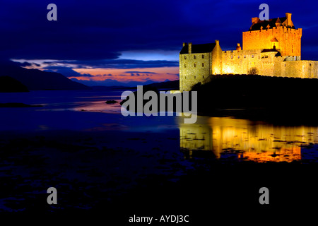 Le Château d'Eilean Donan EN ECOSSE LOCH DUICH APRÈS LE COUCHER DU SOLEIL Banque D'Images