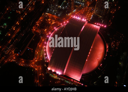 Birds Eye Vue aérienne de Skydome rouge stade Rogers Centre à Toronto de nuit Banque D'Images