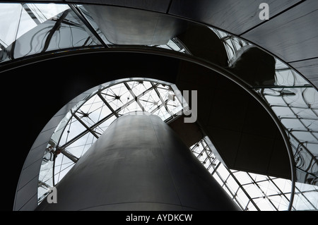 Jusqu'à à partir de ci-dessous à l'escalier à l'intérieur de la pyramide de verre du Louvre. Paris, France. Banque D'Images