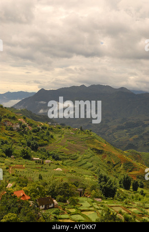 Montagnes qui entourent le village pittoresque de Sapa dans le Hoang Son mountain range Nord Ouest Vietnam Banque D'Images