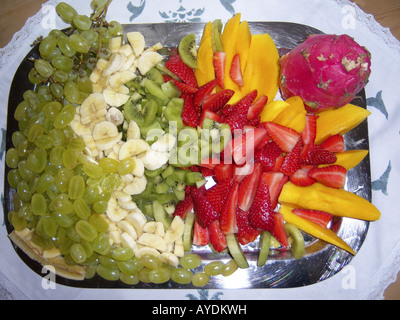 Différents fruits sur l'assiette. Photo par Willy Matheisl Banque D'Images
