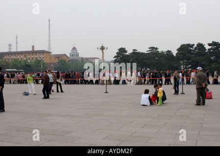 Longue file de touristes chinois en attente devant le mausolée de la place Tiananmen pour voir le corps de Mao Banque D'Images