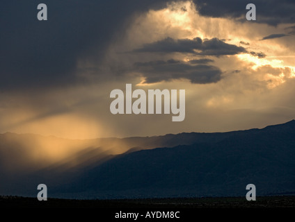 Le coucher du soleil et nuages de tempête sur les montagnes de Anza Borrego désert de Sonora, en Californie pendant l'El Nino Banque D'Images