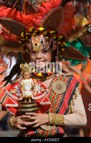 Une danseuse tenant l'image de la Sto. Nino. Banque D'Images